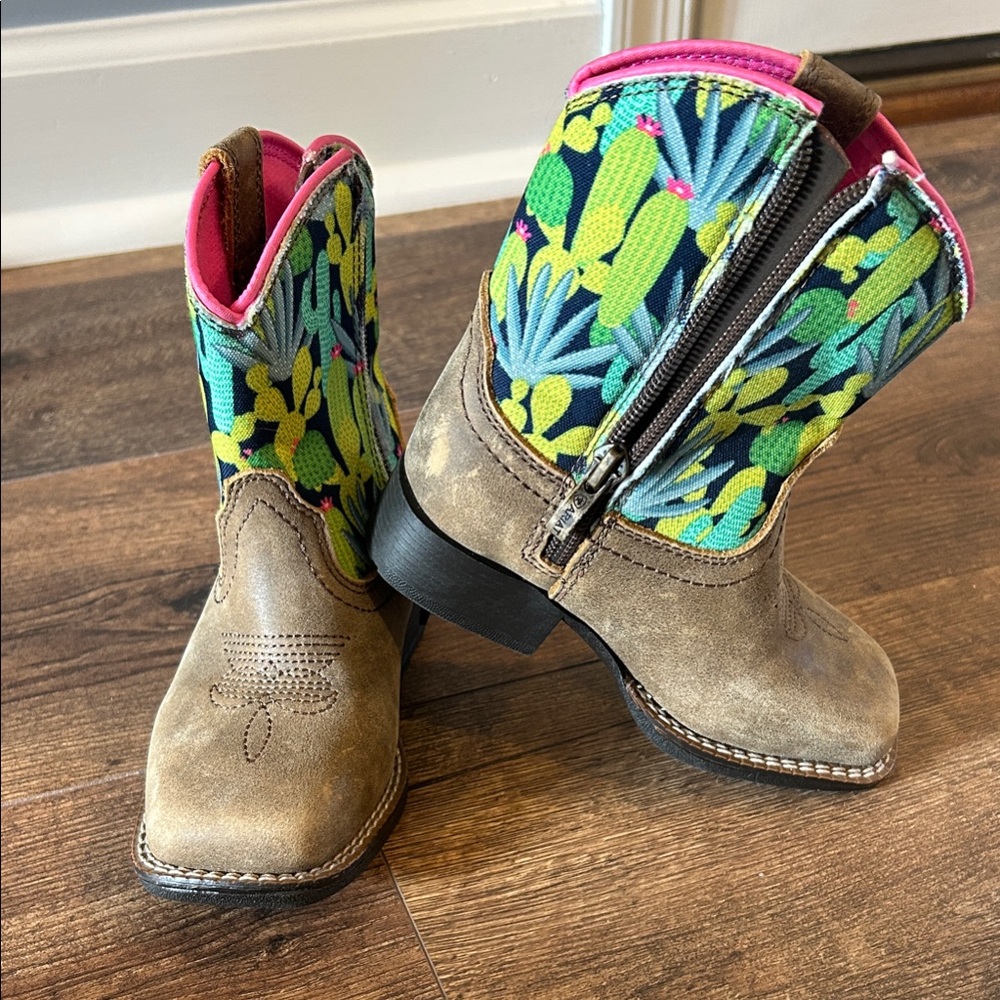Ariat girls’ Cactus Print Cowboy Boots Size 8. NWOT
